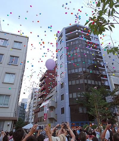 Shunjuku Rainbow Matsuri Balloon Release (c) 2015 by John C. Goss